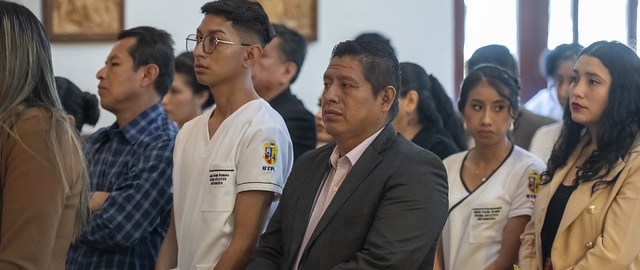 Imposición de insignias a estudiantes de Enfermería