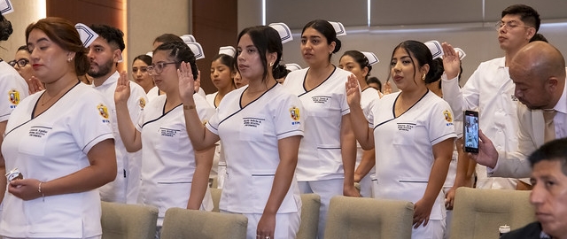 Imposición de Indumentaria a los estudiantes de Enfermería Imposición de Indumentaria a los estudiantes de Enfermería