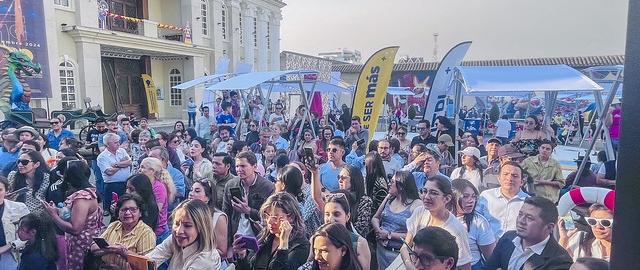 La UTPL participa en el Festival Internacional de Artes Vivas Loja con sus talentosos grupos de arte en la Plaza de la Cultura