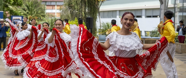 UTPL, escenario del arte y la diversidad cultural en el Festival Folclóricos Internacionales (FESFIN) 2025 UTPL, escenario del arte y la diversidad cultural en el Festival Folclóricos Internacionales (FESFIN) 2025