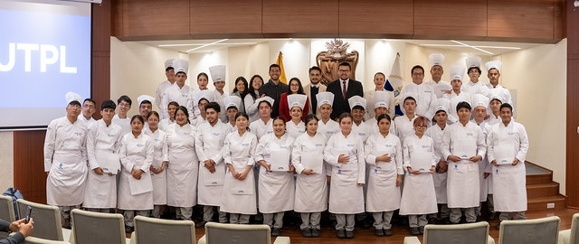 Investidura de estudiantes de primer ciclo de la carrera de Gastronomía UTPL
