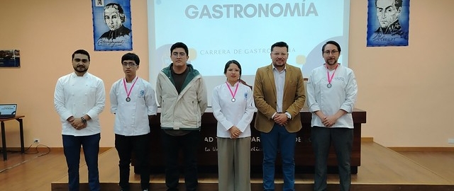 Ceremonia de investidura de los estudiantes de primer ciclo de la carrera de Gastronomía