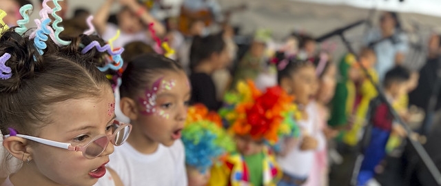 La UTPL participa en el Festival Internacional de Artes Vivas Loja con sus talentosos grupos de arte en la Plaza de la Cultura