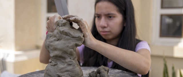 La UTPL participa en el Festival Internacional de Artes Vivas Loja con sus talentosos grupos de arte en la Plaza de la Cultura