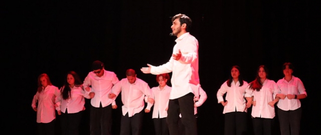 Carrera de Comunicación presentó la obra de teatro "Espejos" Carrera de Comunicación presentó la obra de teatro "Espejos"