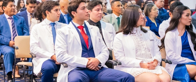 Imposición de insignias a estudiantes de Medicina