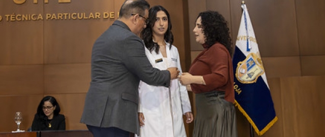 Imposición de Insignias – Carrera de Medicina