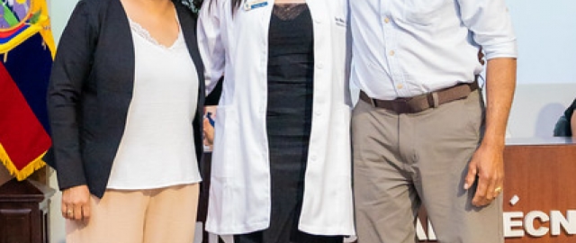 Imposición de insignias a estudiantes de Medicina Imposición de insignias a estudiantes de Medicina