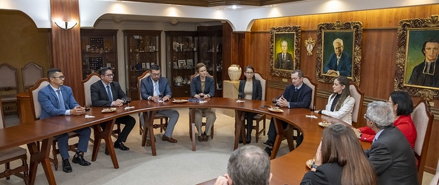 Posesión de nuevas autoridades institucional y académica