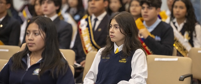 UTPL reconoció el compromiso de los abanderados de los colegios de Loja por su excelencia académica