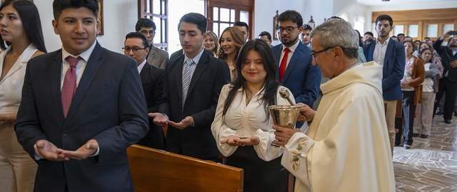 Imposición de mandiles a estudiantes de Fisioterapia
