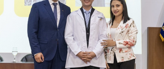 Imposición de mandiles a estudiantes de Fisioterapia