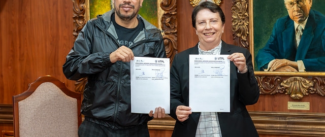 UTPL y Bienal de Cuenca firman convenio para impulsar el Congreso de las Nuevas Pedagogías del Arte Contemporáneo UTPL y Bienal de Cuenca firman convenio para impulsar el Congreso de las Nuevas Pedagogías del Arte Contemporáneo