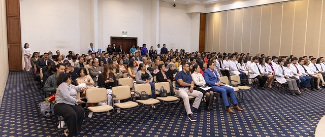 Imposición de mandiles a estudiantes de Fisioterapia