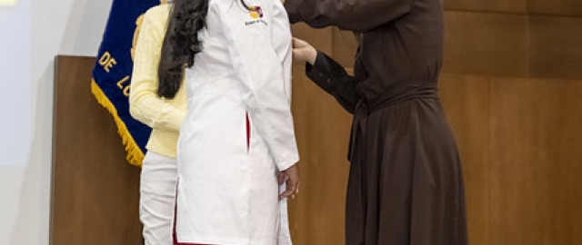 Imposición de mandiles a internos rotativos de la carrera de Nutrición y Dietética – Cohorte mayo 2025 / abril 2026 Imposición de mandiles a internos rotativos de la carrera de Nutrición y Dietética – Cohorte mayo 2025 / abril 2026