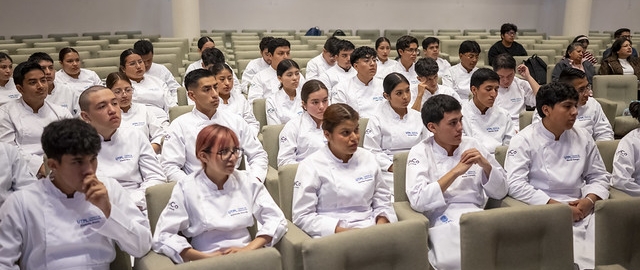Investidura de estudiantes de primer ciclo de la carrera de Gastronomía UTPL