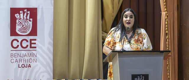 Entrega de condecoración a Claudia Cartuche Flores