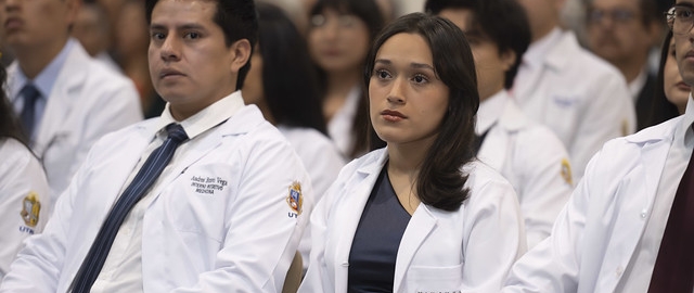 Imposición de Insignias – Carrera de Medicina