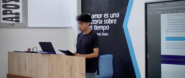 Entrega de planos al colegio Daniel Álvarez Burneo como parte de un proyecto de innovación