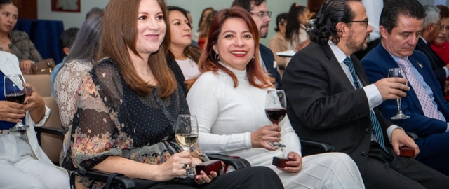 Homenaje al personal de nuestros centros universitarios por sus años de servicio. Homenaje al personal de nuestros centros universitarios por sus años de servicio.