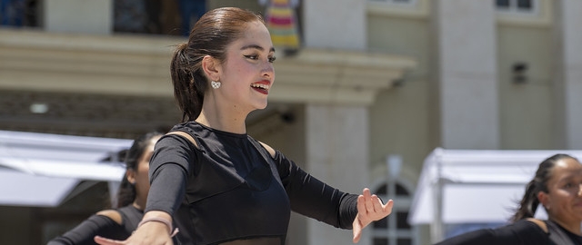 La UTPL participa en el Festival Internacional de Artes Vivas Loja con sus talentosos grupos de arte en la Plaza de la Cultura