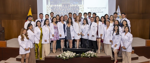 Imposición de mandiles a estudiantes de Fisioterapia