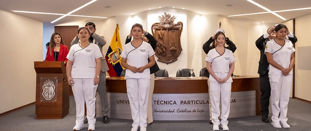 Imposición de Indumentaria a los estudiantes de Enfermería Imposición de Indumentaria a los estudiantes de Enfermería