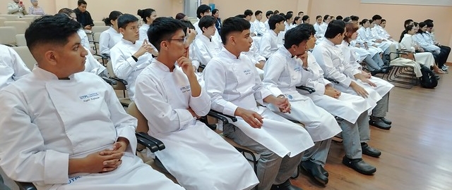 Ceremonia de investidura de los estudiantes de primer ciclo de la carrera de Gastronomía