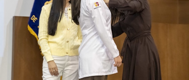 Imposición de mandiles a internos rotativos de la carrera de Nutrición y Dietética – Cohorte mayo 2025 / abril 2026 Imposición de mandiles a internos rotativos de la carrera de Nutrición y Dietética – Cohorte mayo 2025 / abril 2026