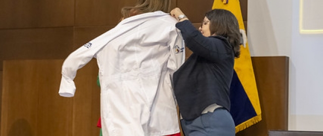 Imposición de mandiles a internos rotativos de la carrera de Nutrición y Dietética – Cohorte mayo 2025 / abril 2026 Imposición de mandiles a internos rotativos de la carrera de Nutrición y Dietética – Cohorte mayo 2025 / abril 2026