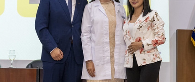 Imposición de mandiles a estudiantes de Fisioterapia