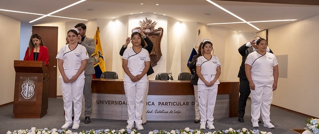 Imposición de Indumentaria a los estudiantes de Enfermería Imposición de Indumentaria a los estudiantes de Enfermería