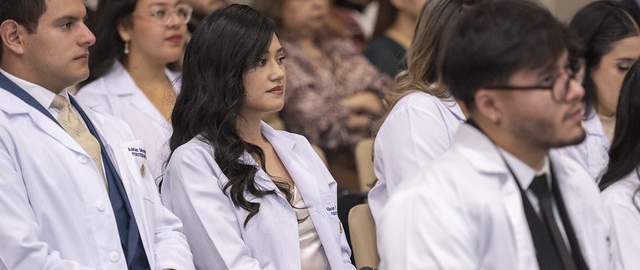 Imposición de mandiles a estudiantes de Fisioterapia