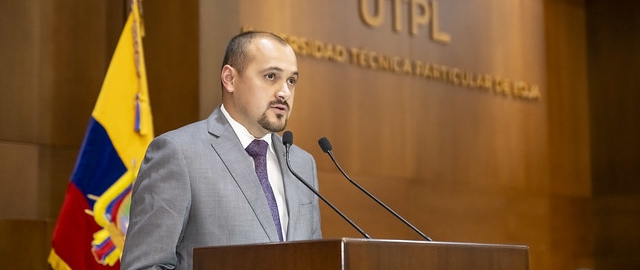 Ceremonia de entrega de certificaciones e insignias | Derecho UTPL Ceremonia de entrega de certificaciones e insignias | Derecho UTPL