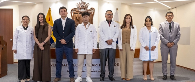 Imposición de mandiles | Carrera de Bioquímica y Farmacia