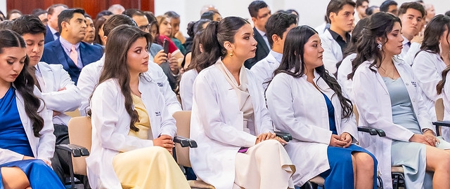Imposición de insignias a estudiantes de Medicina