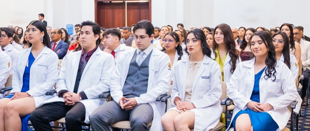 Imposición de insignias a estudiantes de Medicina