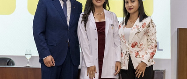 Imposición de mandiles a estudiantes de Fisioterapia