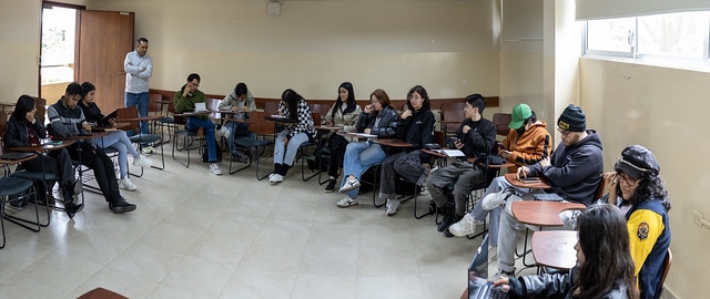 Aldea Global: La internacionalización de la práctica artística dictado por el docente Óscar Verde, de la Universidad Autónoma de México