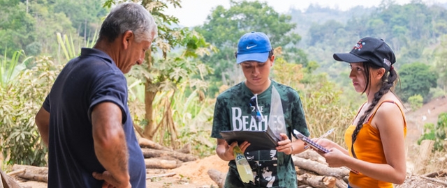 Visita de estudiantes y docentes de Economía al proyecto de producción sostenible meliponícola en el cantón Puyango