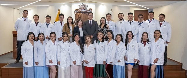 Estudiantes de Fisioterapia reciben sus mandiles Estudiantes de Fisioterapia reciben sus mandiles