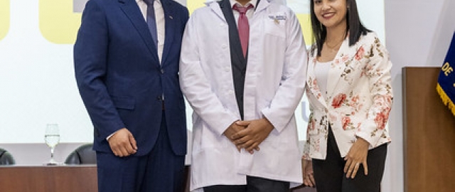 Imposición de mandiles a estudiantes de Fisioterapia