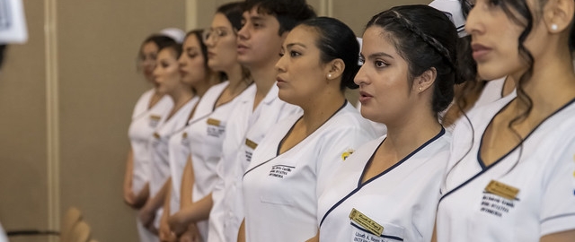 Imposición de insignias a estudiantes de Enfermería
