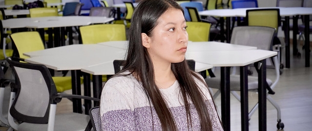 Entrega de planos al colegio Daniel Álvarez Burneo como parte de un proyecto de innovación