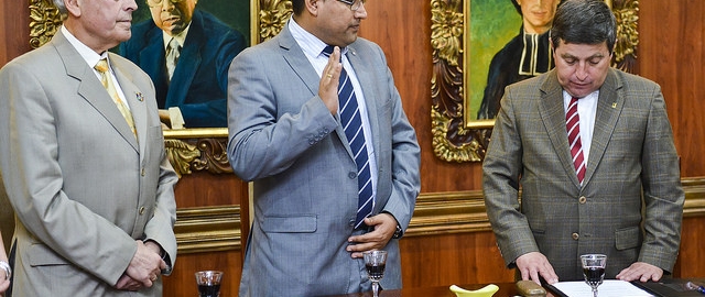 Posesión del Mgtr. Holger Hernán Quizhpe Castro, como Subcoordinador de la Titulación de Derecho Posesión del Mgtr. Holger Hernán Quizhpe Castro, como Subcoordinador de la Titulación de Derecho