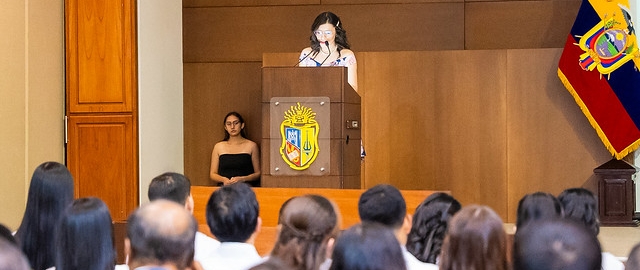 Imposición de insignias a estudiantes de Medicina Imposición de insignias a estudiantes de Medicina