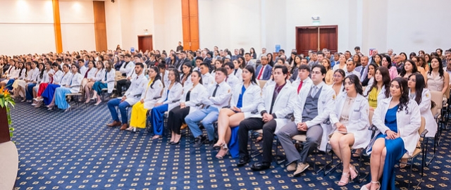 Imposición de insignias a estudiantes de Medicina Imposición de insignias a estudiantes de Medicina