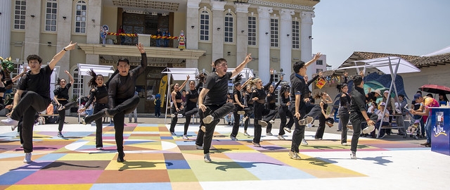 La UTPL participa en el Festival Internacional de Artes Vivas Loja con sus talentosos grupos de arte en la Plaza de la Cultura