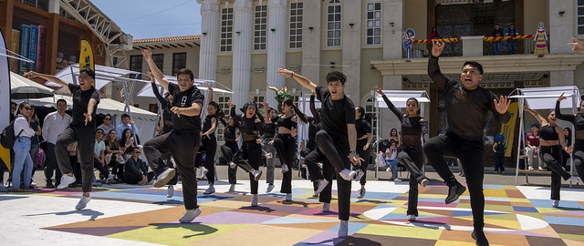 La UTPL participa en el Festival Internacional de Artes Vivas Loja con sus talentosos grupos de arte en la Plaza de la Cultura