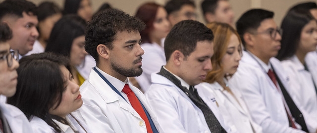 Imposición de mandiles a estudiantes de Fisioterapia